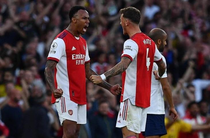 Pemain Arsenal Gabriel dan Ben White merayakan gol saat melawan Tottenham Hotspur dalam laga lanjutan Liga Inggris,Senin (27/9/2021) WIB. (AFP/Ben Stansall)