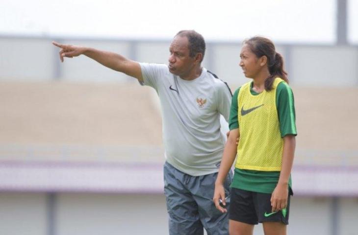 Eks Pelatih Timnas Indonesia Rully Nere (kiri) dan Octavianti Dwi Nurmalita. (PSSI)