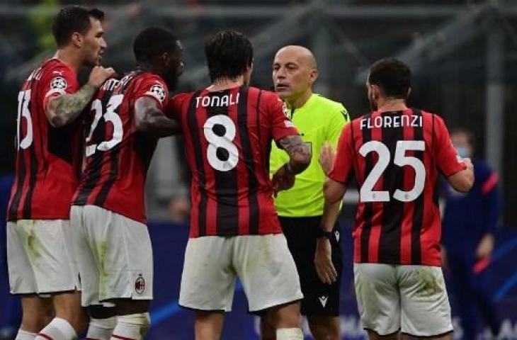 Pemain AC Milan protes di laga melawan Atletico Madrid. (MIGUEL MEDINA / AFP)