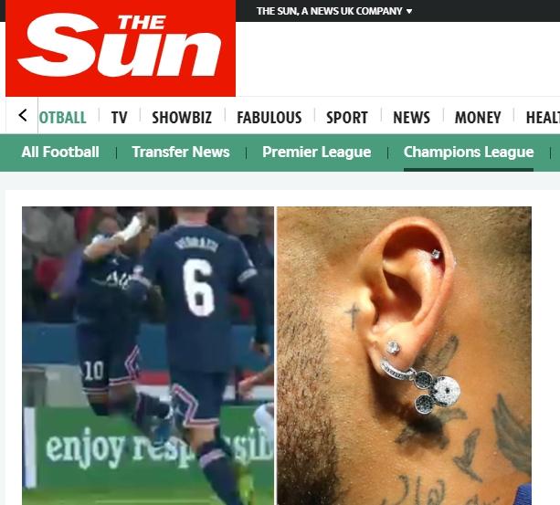 Neymar pakai anting Mickey Mouse. (The Sun)