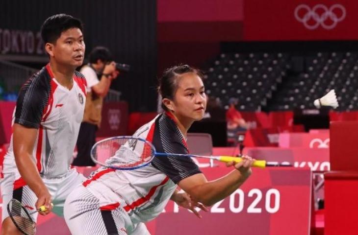 Ganda campuran Melati Daeva Oktavianti dan Praveen Jordan saat tampil pada Olimpiade Tokyo di Musashino Forest Sport Plaza, Tokyo, Jepang, 28 Juli 2021. (REUTERS/LEONHARD FOEGER)