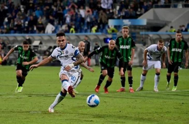 Lautaro Martinez cetak gol lewat tendangan penalti saat Inter Milan kalahkan Sassuolo 2-1. (MIGUEL MEDINA / AFP)