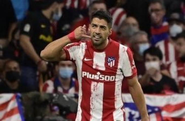 Penyerang Atletico Madrid, Luis Suarez selebrasi angkat telpon usai bobol gawang Barcelona. (JAVIER SORIANO / AFP)