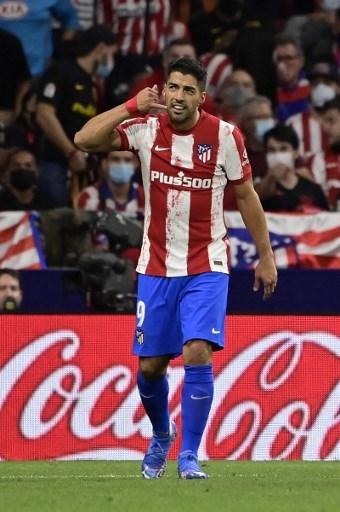 Penyerang Atletico Madrid, Luis Suarez selebrasi angkat telpon usai bobol gawang Barcelona. (JAVIER SORIANO / AFP)