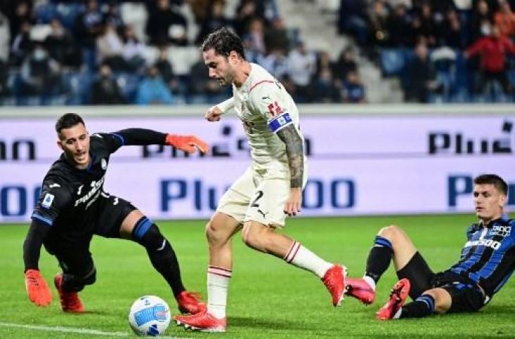 Aksi bek AC Milan, Davide Calabria saat bobol gawang Atalanta. (MIGUEL MEDINA / AFP)