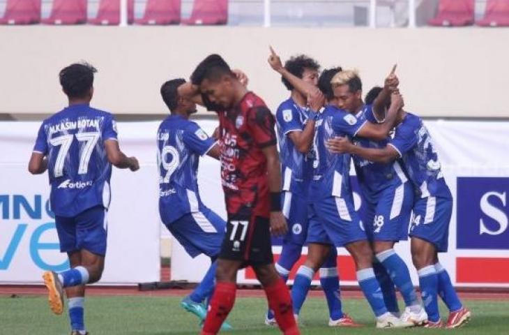 Pemain PSCS Cilacap merayakan gol Qischil Gandrum Minny ke gawang AHHA PS Pati dalam lanjutan Liga 2 Grup C di Stadion Manahan, Solo, Senin (4/10/2021). [Suara.com/Ronald Seger Prabowo]