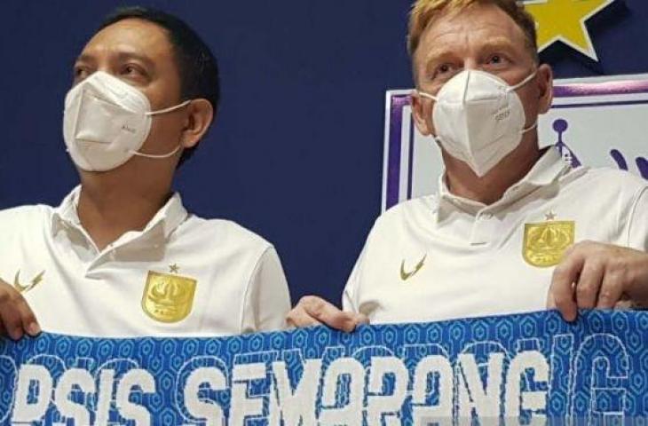 CEO PSIS Semarang A.S.Sukawijaya mengenalkan pelatih baru Ian Andrew Gillian di Semarang, Selasa (5/10/2021). (ANTARA/ I.C.Senjaya)