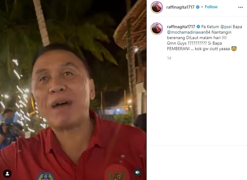 Raffi Ahmad ditatang berenang dengan Ketum PSSI, Iwan Bule. (Instagram/raffinagita1717)