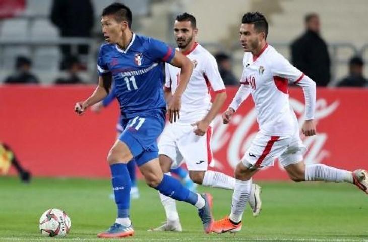 Kapten timnas Taiwan, Wu Chun-ching, saat berhadapan dengan Yordania. (Ahmad Alameen/AFP)