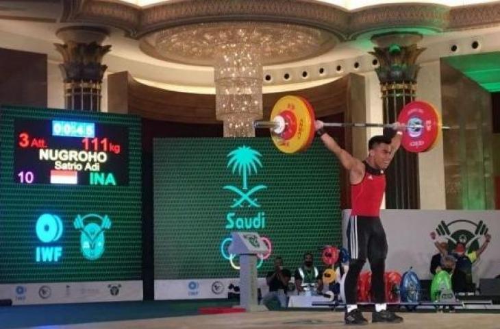 Lifter muda Indonesia Satrio Adi Nugroho saat tampil di Kejuaraan Angkat Besi Dunia Remaja U-17 di Jeddah, Arab Saudi, Rabu (6/10/2021). ANTARA/HO-PABSI.