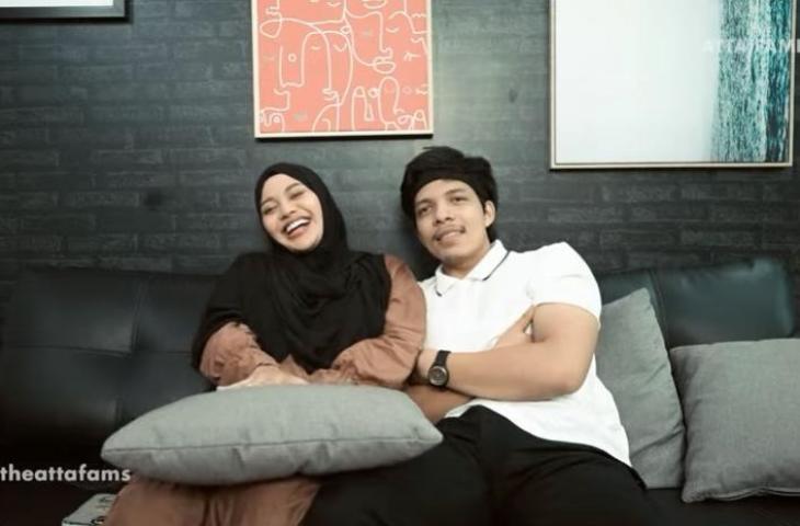 Aurel dan Atta menjawab pertanyaan dari netizen. (YouTube/The Atta Family)