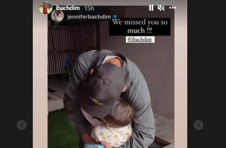 Irfan Bachdim disambut pelukan anak-anaknya. (Instagram/@ibachdim, @jenniferbachdim)