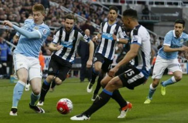 Pemain Newcastle Paul Dummet berebut bola dengan pemain Man. City Kevin De Bruyne [Reuters/Lee Smith]