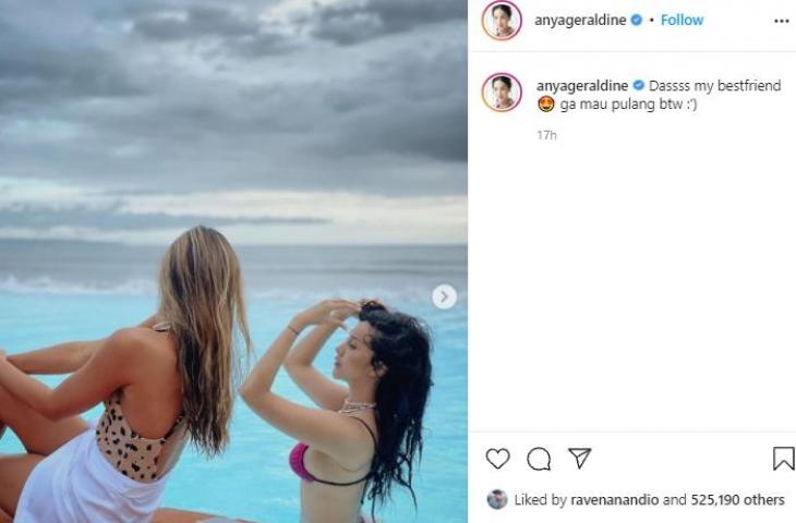 Anya Geraldine tampil berbikini di kolam renang. (Instagram/@anyageraldine)