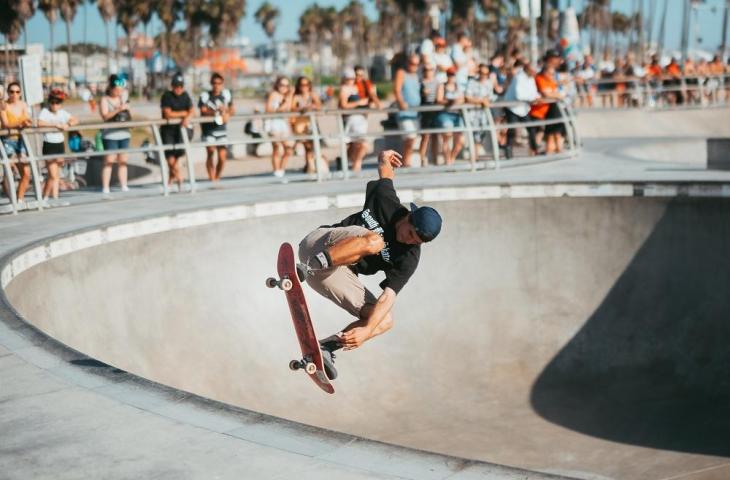 Orang bermain skateboard.(Unsplash.com/@whoistaylorsmith)