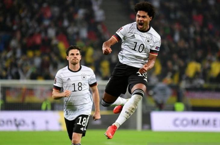 Selebrasi pemain timnas Jerman Serge Gnarby (kanan) usai cetak gol lawan Rumania dalam pertandingan Kualifikasi Piala Dunia 2022 Grup J zona Eropa di Volksparkstadion, Hamburg, Jerman pada 9 Oktober 2021. ANTARA/REUTERS/FABIAN BIMMER