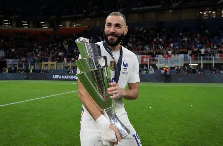 Penyerang Timnas Prancis, Karim Benzema mengangkat trofi juara UEFA Nations League. (Twitter/@cr7raprhymes)