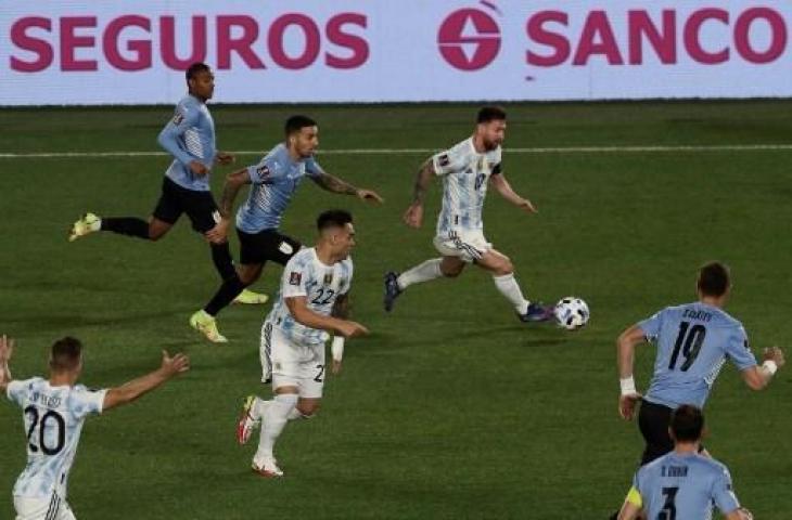 Aksi kapten Timnas Argentina, Lionel Messi saat melewati hadangan pemain Uruguay dalam lanjutan Kualifikasi Piala Dunia 2022. (ALEJANDRO PAGNI / AFP)