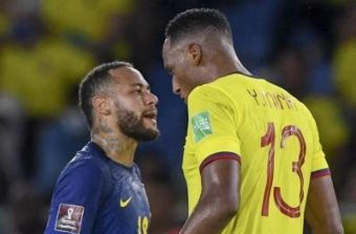 Neymar bersitegang dengan bek Kolombia. (JUAN BARRETO / AFP)