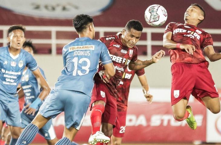 Alberto alves berduel dengan pemain PSIM Jodikus pada pertandingan antara PSIM vs Persis, Selasa 12 Oktober 2021. Tidak ada gol di pertandingan ini dan skor berakhir dengan 0-0. (dok. Persis)