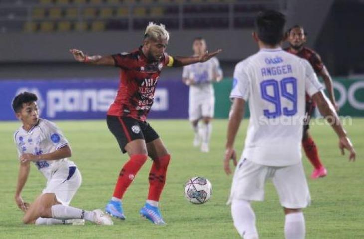 Striker AHHA PS Pati, Zulham Zamrun melewati adangan gelandang Persijap Jepara, Putra Chaniago dalam lanjutan Liga 2 Grup C di Stadion Manahan, Solo, Senin (11/10/2021). [Suara.com/Ronald Seger Prabowo]