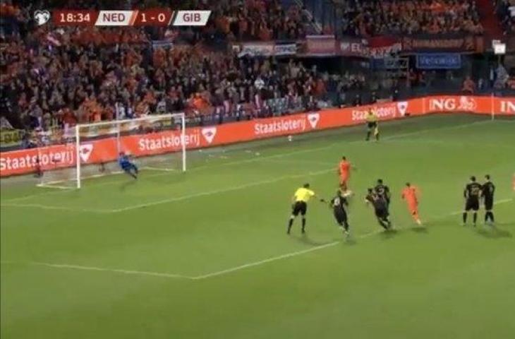 Potret kiper Gibraltar, Bradley Banda usai gagalkan penalti Memphis Depay. (Twitter/@_FootieScores)