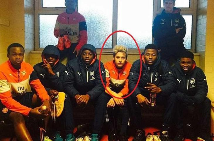 Brooklyn Beckham (duduk ketiga kanan) berfoto bersama teman-temannya di tim junior Arsenal. (Instagram/@brooklynbeckham)