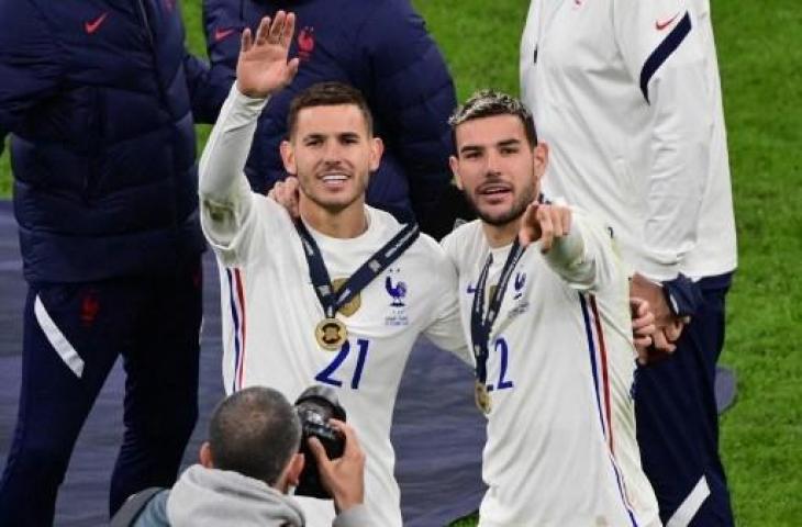 Lucas dan Theo Hernandez saat mengantar Timnas Prancis juara UEFA Nations League. (MIGUEL MEDINA / POOL / AFP)