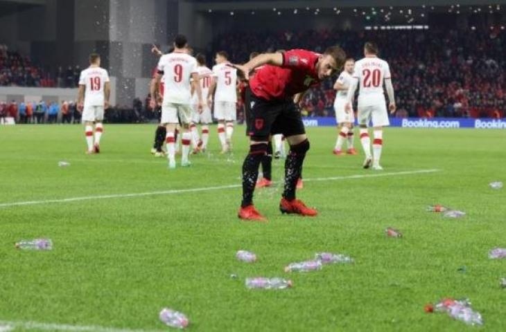 Potret pemain Albania memunguti botol yang dilempar suporter ke lapangan. (Twitter/@BBCSport)