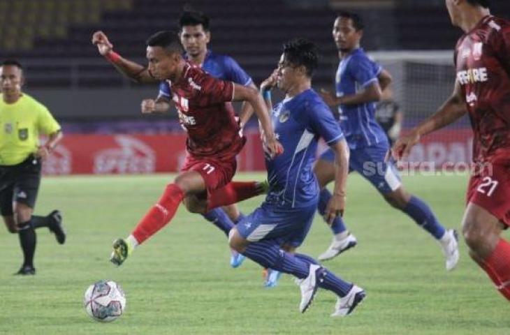 Winger Persis Solo, Rifaldi Bawuo melewati adangan dua pemain PSIM Yogyakarta dalam lanjutan Liga 2 Grup C di Stadion Manahan, Selasa (12/10/2021). [Suara.com/Ronald Seger Prabowo]