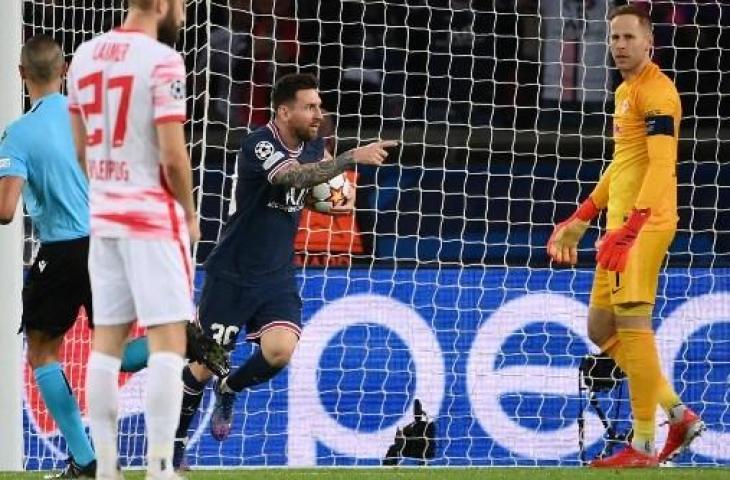 Lionel Messi cetak gol saat PSG melawan RB Leipzig di Liga Champions, Rabu (20/10/2021). (FRANCK FIFE / AFP)