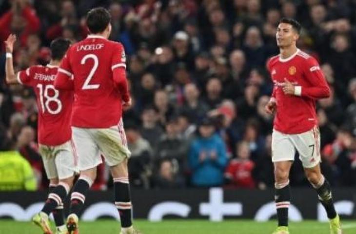 Crisstiano Ronaldo (kanan) melakukan selebrasi dengan rekan-rekannya usai mencetak gol ketiga timnya dalam matchday ketiga Grup F Liga Champions antara Manchester United vs Atalanta di Old Trafford, Manchester, Kamis (21/10/2021) dini hari WIB. [AFP].