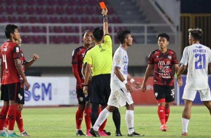 Bek AHHA PS Pati, Heri Setiawan mendapatkan kartu merah usai menepak tangan wasit dalam laga melawan Persijap Jepara. [Media AHHA PS Pati]