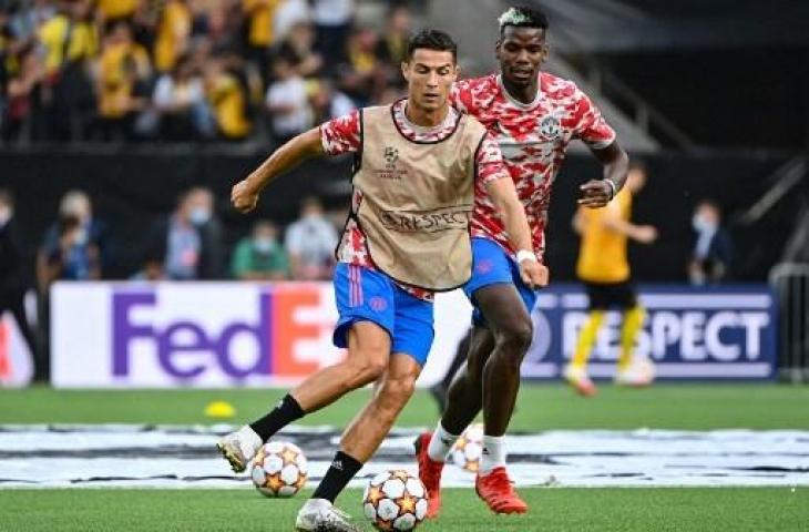 Pemain Manchester United, Paul Pogba dan Cristiano Ronaldo. (FABRICE COFFRINI / AFP)