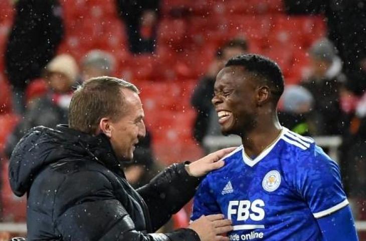 Patson Daka bersama pelatih Leicester City, Brendan Rodgers. (NATALIA KOLESNIKOVA / AFP)