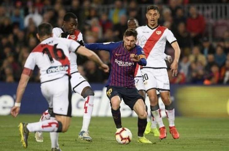 Jordi Amat ketika mencoba merebut bola dari Lionel Messi. (Lluis Gene/AFP)