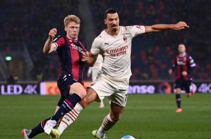 Aksi Zlatan Ibrahimovic saat AC Milan kalahkan Bologna 4-2 dalam lanjutan Liga Italia. (MARCO BERTORELLO / AFP)