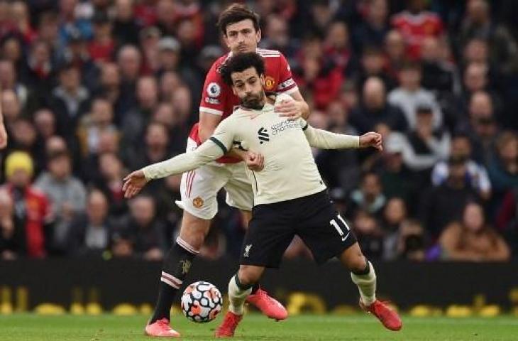 Bek Manchester United, Harry Maguire, ketika mengawal Mohamed Salah. (Oli Scarff/AFP)