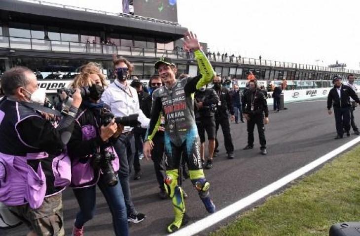 Pembalap Petronas Yamaha SRT, Valentino Rossi menemui penggemarnya pasca MotoGP Emilia Romagna 2021 di Sirkuit Misano Marco-Simoncelli di Misano Adriatico, Italia. (ANDREAS SOLARO / AFP)