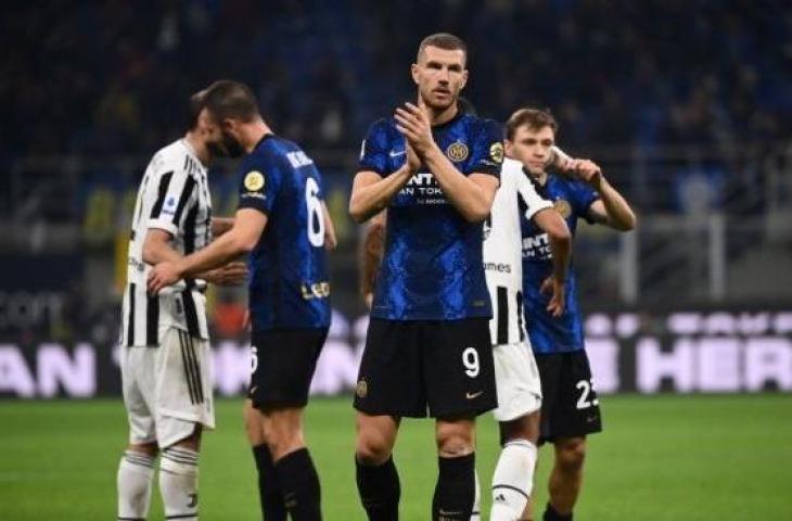 Para pemain Inter Milan dan Juventus usai pertandingan lanjutan Serie A yang berakhir imbang 1-1 di Stadion Guseppe Meazza, Senin (25/10/2021) dini hari WIB. (foto: AFP)