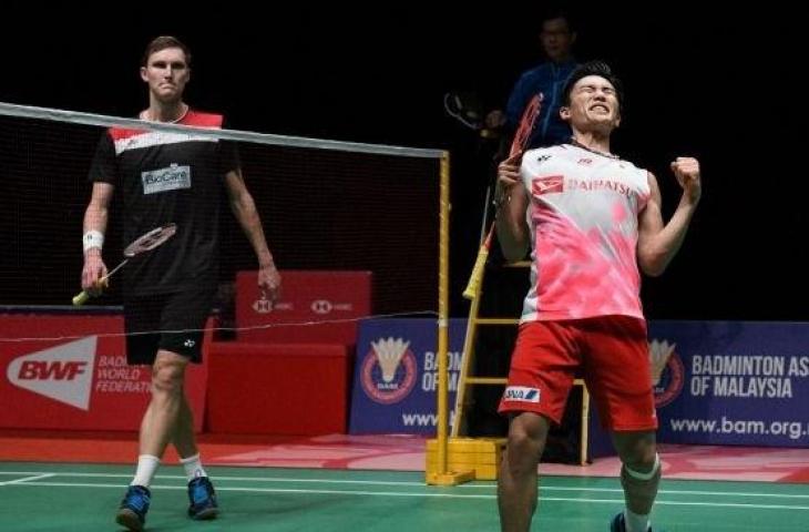 Pebulutangkis tunggal putra Jepang, Kento Momota (kanan), meluapkan kegembiraan usai memastikan diri menjuarai Malaysia Masters 2020 dengan mengalahkan Viktor Axelsen (kiri) di Axata Arena, Kuala Lumpur, Minggu (12/1/2020). [AFP/Mohd Rasfan]