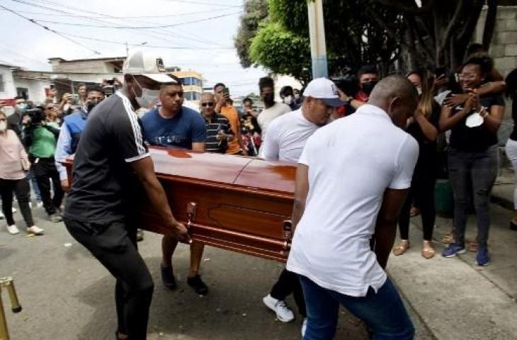 Atlet lari asal Ekuador, Alex Quinonez, saat hendak dikebumikan. (FERNANDO MÉNDEZ / AFP)