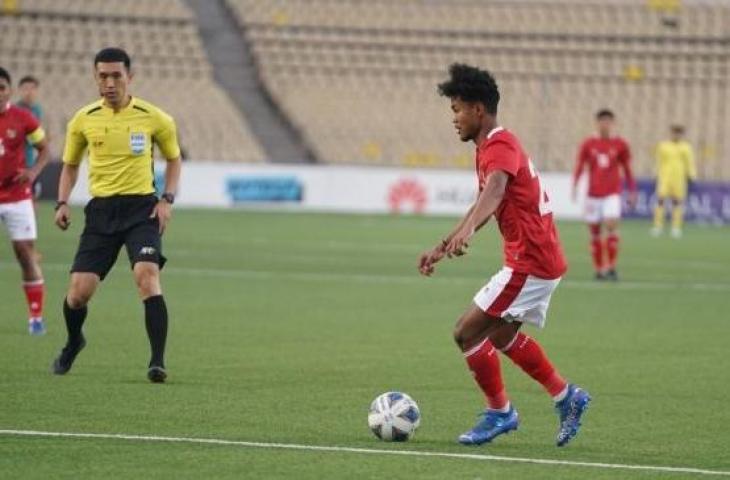 Aksi Bagus Kahfi saat Timnas Indonesia U-23 berhadapan dengan Australia di Kualifikasi Piala Asia U-23 2022 di Republican Central Stadium Dushanbe, Tajikistan, Selasa (26/10/2021) malam WIB. (Dok. PSSI)