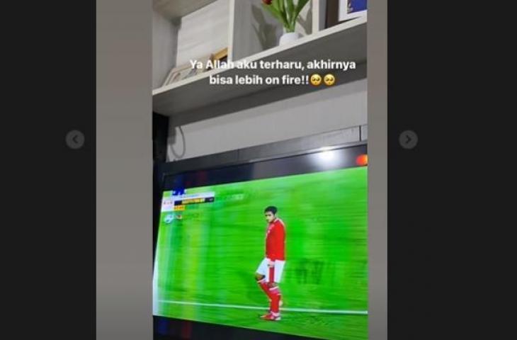 Momen Karra Syam nonton laga Timnas Indonesia U-23 vs Australia. (Instagram/@karrasyam)