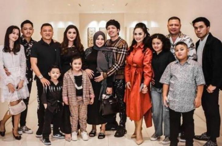 Atta Halilintar, Aurel Hermansyah kumpul bersama keluarga Raul Lemos, Krisdayanti, Ashanty dan Anang Hermansyah [Instagram/@attahalilintar]