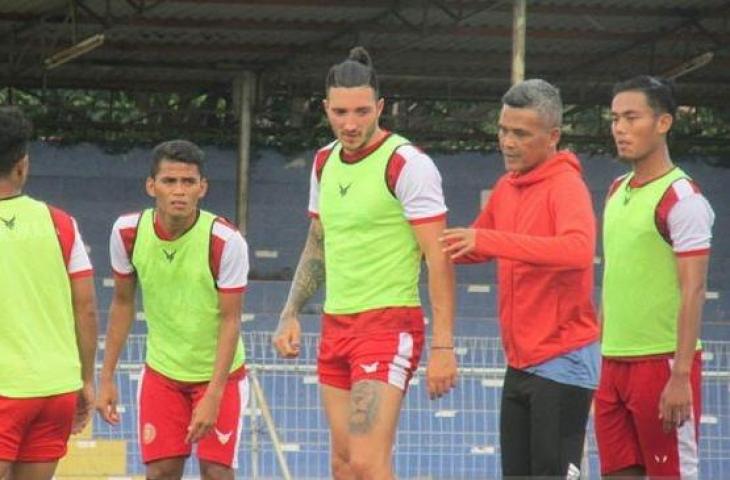 Pelatih Persiraja Hendri Susilo memberi instruksi kepada pemain dalam sesi latihan di Stadion Dimurthala Banda Aceh, Rabu (9/6/2021). (ANTARA/M Haris SA)