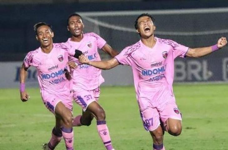 Selebrasi pemain Persita Tangerang, Edo Febriansyah usai bobol gawang Arema FC. (Instagram/persita.official)