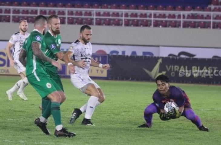 Duel PSS Sleman vs Bali United dalam laga pekan kesembilan BRI Liga 1 2021/2022 di Stadion Manahan, Solo, Rabu (27/10/2021) malam WIB. [Suara.com/Ronald Seger Prabowo].