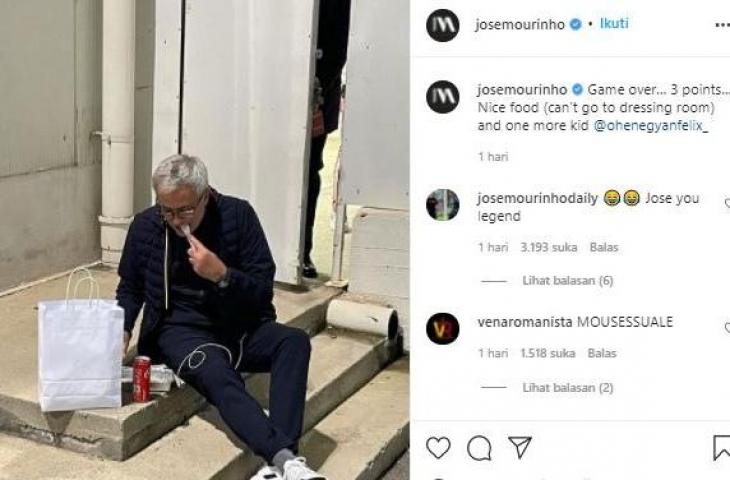 Jose Mourinho makan di luar stadion. (Instagram/@josemourinho)