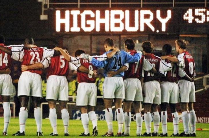 Pemain Arsenal mengheningkan cipta untuk menghormati Bertie Mee sebelum laga kontra Real Mallorca di Highbury, 2001. (AFP/Odd Andersen)